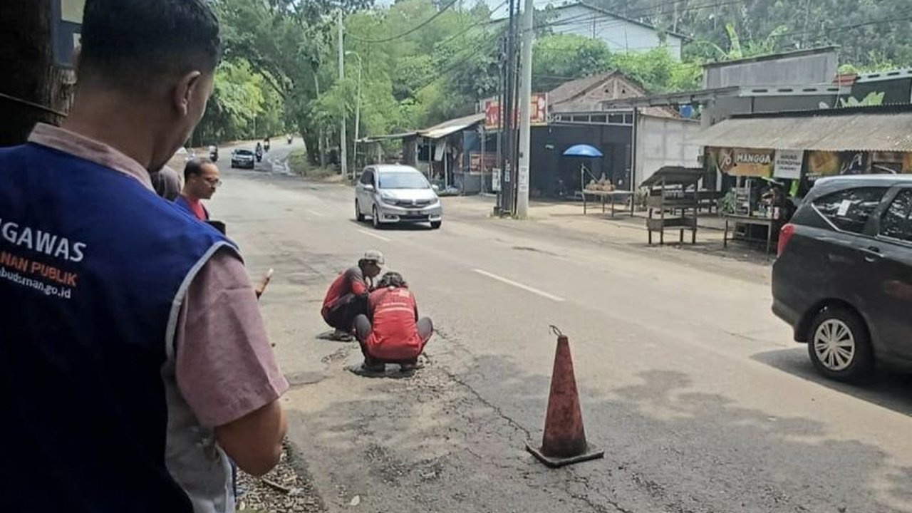 Ombudsman Jateng mengawasi perbaikan jalan rusak di Kota Semarang, khususnya ruas Jalan Manyaran-Gunung Pati, setelah menerima aduan masyarakat terkait kondisi jalan yang membahayakan pengguna jalan.
