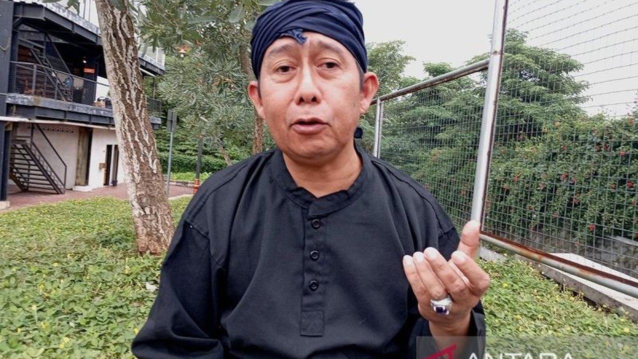 Pegiat seni Banyumas berharap Presiden Prabowo Subianto, yang memiliki akar Banyumas, dapat kembali pada karakter kepemimpinan yang mengayomi rakyat di tengah berbagai isu ekonomi dan politik yang berkembang.