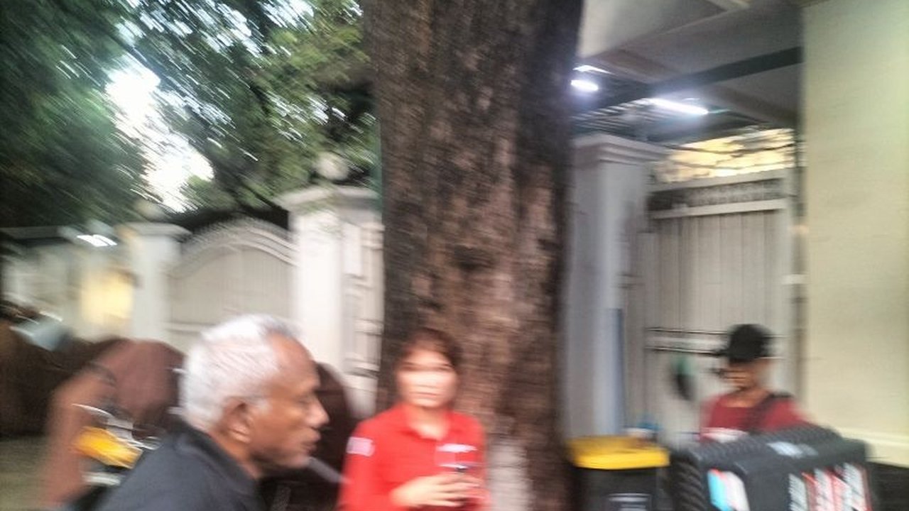 Ketua DPP PDI Perjuangan Bidang Kehormatan, Komaruddin Watubun, mengunjungi Megawati Soekarnoputri di tengah polemik larangan kepala daerah PDI Perjuangan mengikuti retret pemerintah di Magelang.