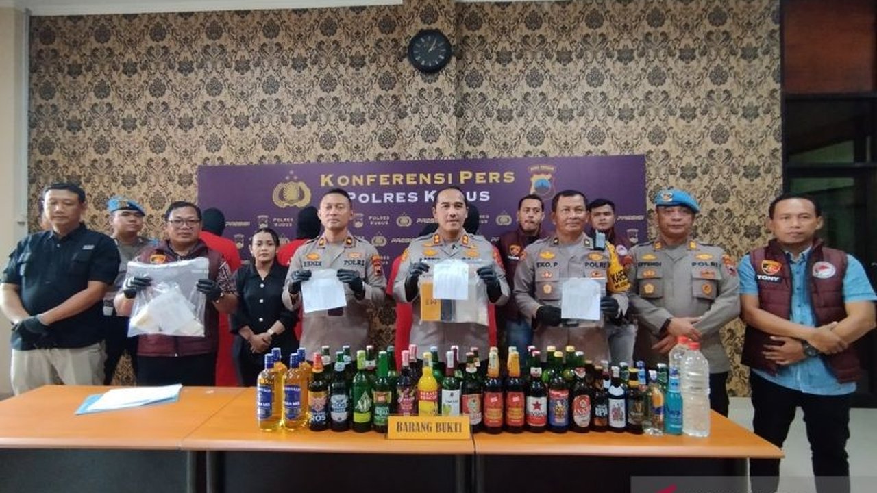 Polres Kudus gencar memberantas narkoba dengan menangkap empat pengedar dan mencegah potensi penyalahgunaan pada 162 jiwa, mengajak masyarakat turut serta dalam perang melawan bahaya narkoba.