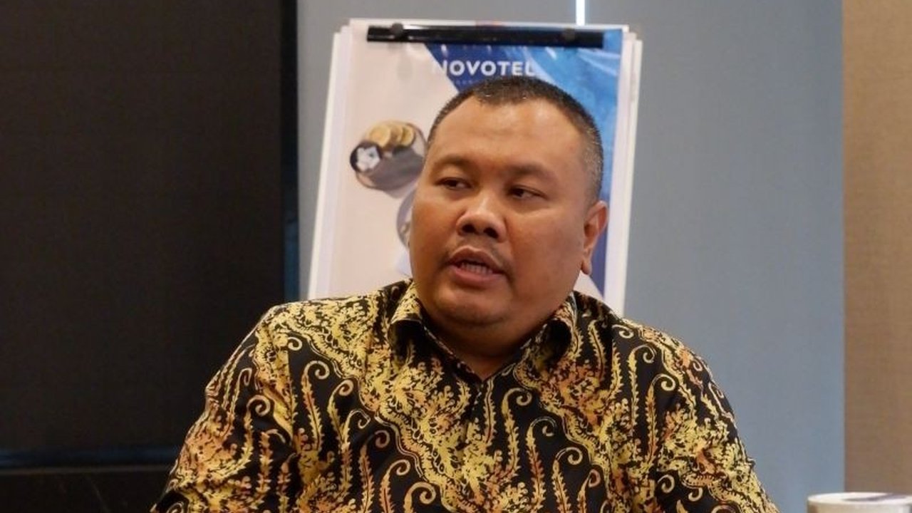 Larangan PDI Perjuangan terhadap kepala daerahnya untuk mengikuti retret pemerintah berpotensi menimbulkan ketidakstabilan politik dan persepsi negatif publik, menurut analis politik Hendri Satrio.