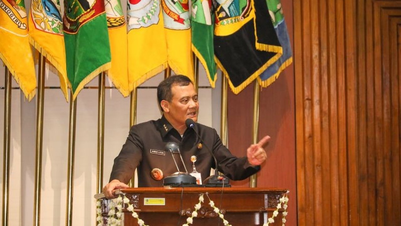 Gubernur Jawa Tengah, Ahmad Luthfi, menginstruksikan percepatan perbaikan infrastruktur jalan dalam dua pekan guna mengantisipasi lonjakan pemudik Lebaran 2025.