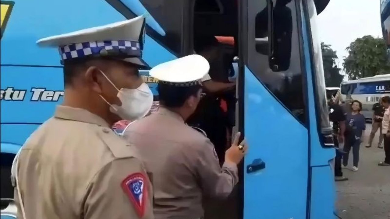 Polda Metro Jaya melarang penggunaan klakson 'telolet' pada bus karena dianggap membahayakan dan melanggar hukum, serta berpotensi menyebabkan kecelakaan lalu lintas.