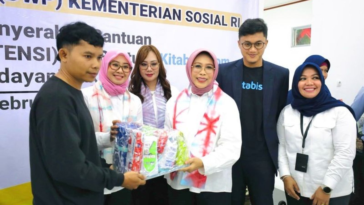 Dharma Wanita Persatuan (DWP) Kementerian Sosial (Kemensos) salurkan bantuan Asistensi Rehabilitasi Sosial (ATENSI) dan donasi dari Kitabisa.com untuk Pemerlu Pelayanan Kesejahteraan Sosial (PPKS) di Sentra Handayani Jakarta.