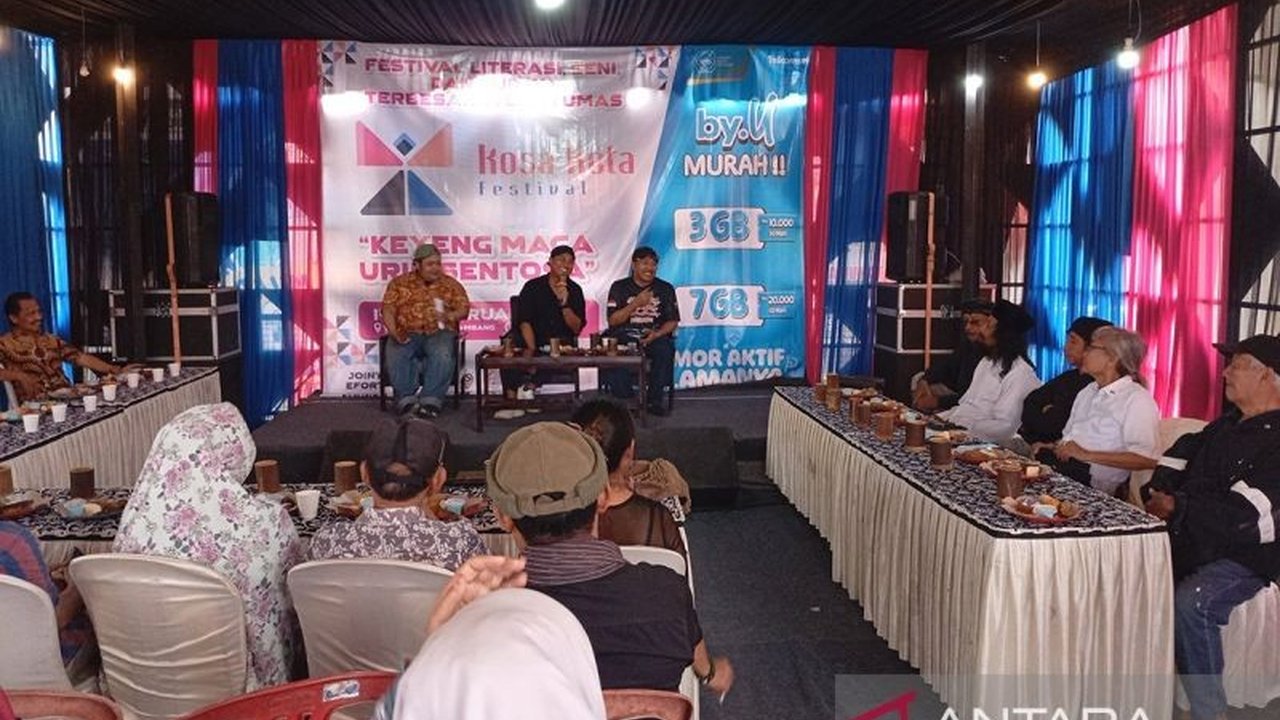 Pegiat seni budaya Banyumas menggelar simposium untuk membahas dinamika dan masa depan seni budaya lokal, khususnya di bawah kepemimpinan Bupati baru yang juga merupakan Ketua Dewan Kesenian Kabupaten Banyumas.