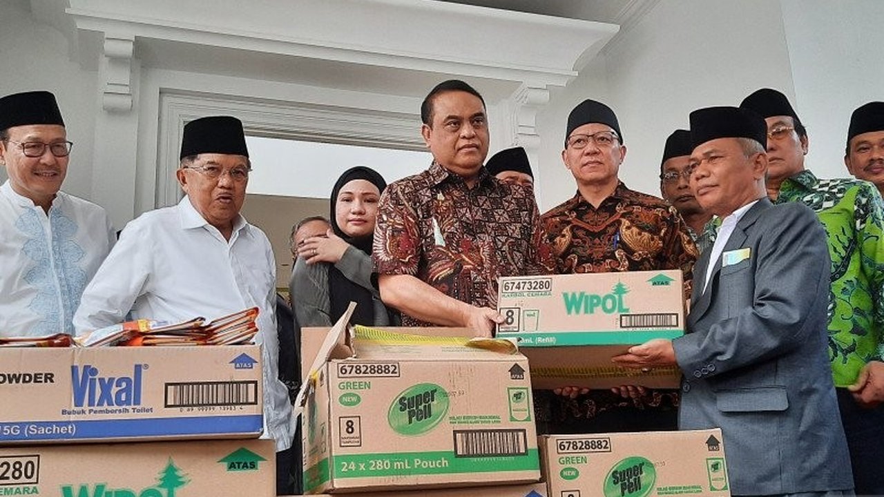 Mantan Wakapolri dan Menteri PANRB, Komjen Pol (Purn) Syafruddin Kambo, meninggal dunia pada Kamis petang karena sakit di RSPP Jakarta Selatan.
