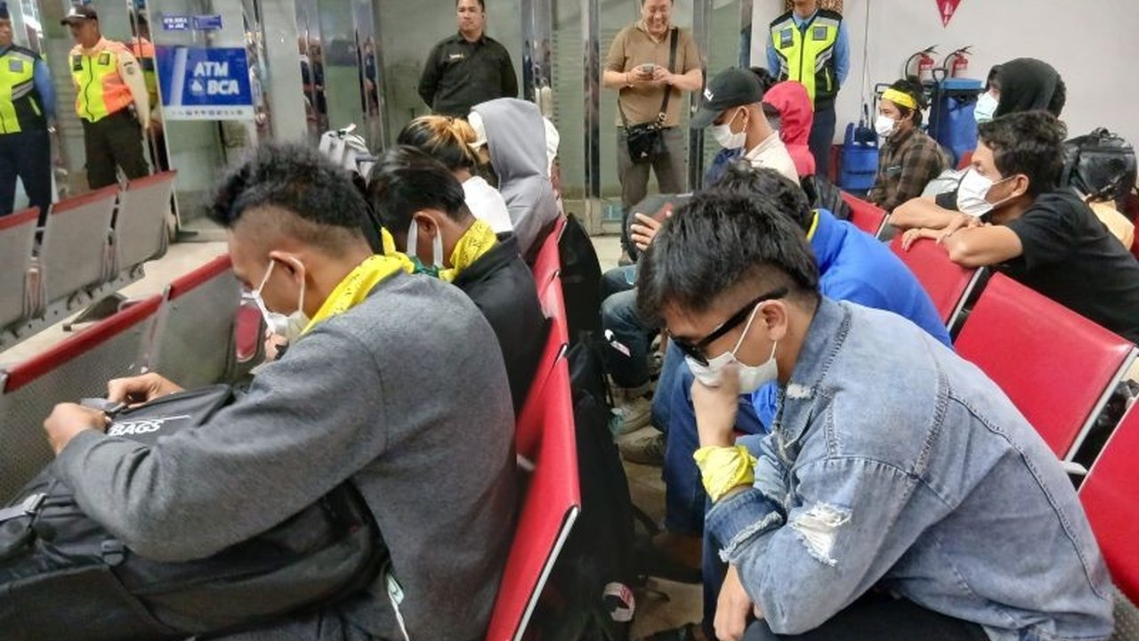 Kemlu RI berhasil memulangkan 46 WNI korban TPPO dari Myanmar, dua di antaranya mengalami luka tembak akibat penyekapan dan penyiksaan oleh kelompok separatis di Myawaddy.