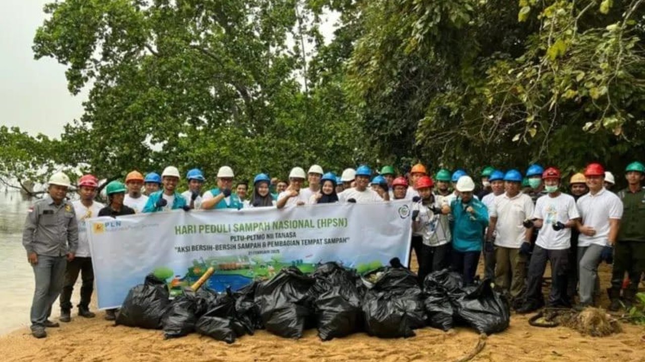 PLN Nusantara Power Services peringati HPSN 2025 dengan aksi bersih-bersih pantai di Konawe, Sulawesi Tenggara, sekaligus salurkan tempat sampah ke sekolah-sekolah setempat.