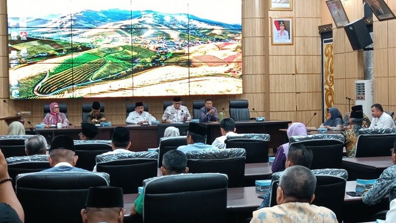 Wakil Wali Kota Padang, Maigus Nasir, langsung kumpulkan pejabat untuk tancap gas jalankan 9 program unggulan periode 2025-2030, selagi Wali Kota Fadly Amran mengikuti retret.