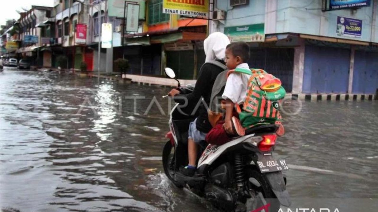 BMKG Aceh memprediksi hujan lebat akan terus melanda wilayah barat dan utara Aceh hingga 23 Februari, berpotensi menimbulkan bencana hidrometeorologi.