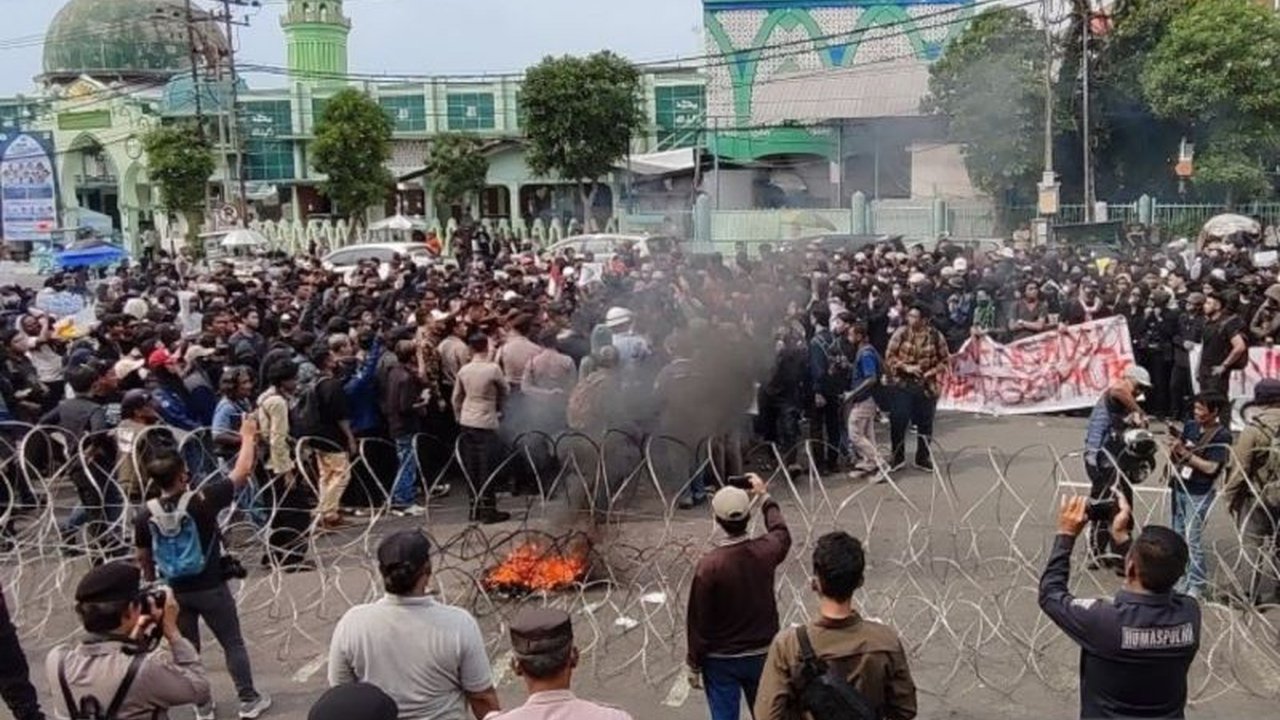 Dua anggota DPRD Jatim, Yordan M Bataragoa dan Fuad Bernardi, menemui pengunjuk rasa di Surabaya dan berjanji menyampaikan aspirasi penolakan investasi dan kenaikan harga gas melon serta bahan pokok lainnya kepada pemerintah pusat.