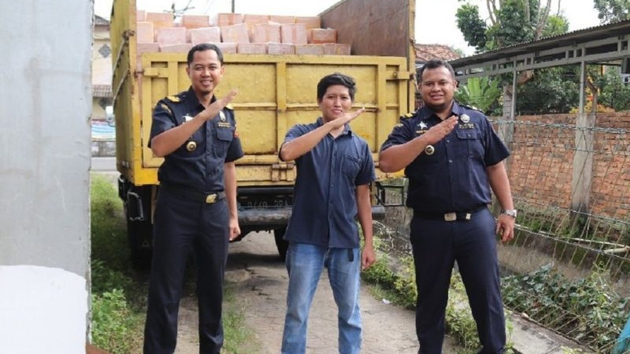 Bea Cukai Pangkalpinang membantu UMKM Central Charcoal Babelindo Bangka ekspor 15.120 bungkus daun ketapang ke Amerika Serikat, membuka peluang pasar internasional bagi produk lokal Bangka Belitung.