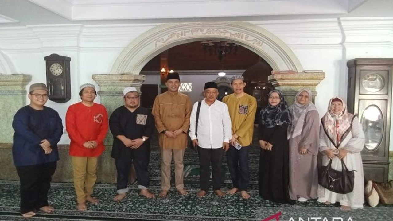 Atase Agama Malaysia Donasikan Karpet Baru untuk Masjid Jami Pekalongan