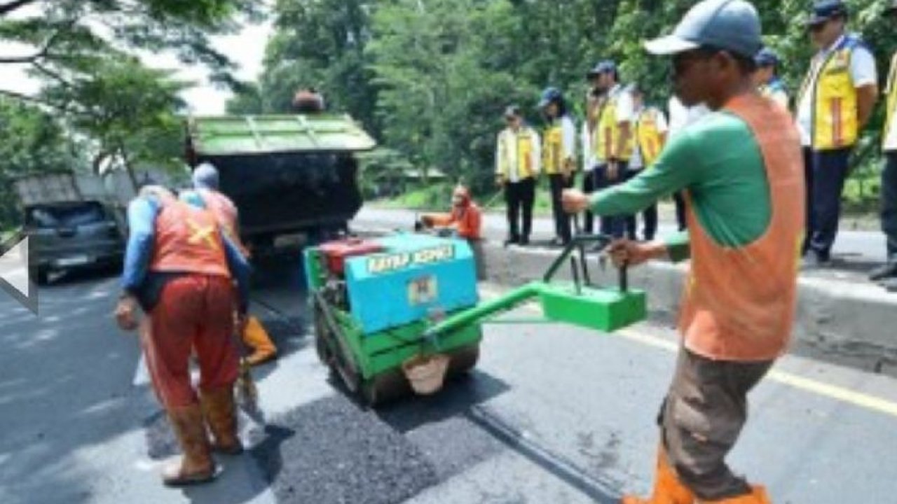 Menteri PU Dody Hanggodo jamin preservasi jalan nasional tetap berlanjut meski ada penghematan anggaran, target kemantapan jalan minimal 90%.