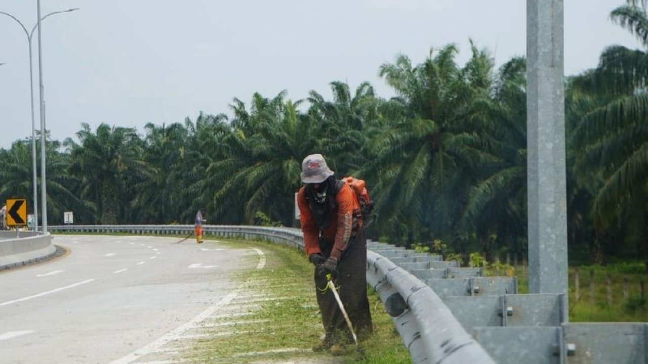 PT Hutama Marga Waskita (Hamawas) melakukan pemeliharaan dan beautifikasi di ruas tol Kuala Tanjung - Tebing Tinggi - Parapat (Kutepat) untuk memastikan kelancaran dan kenyamanan arus mudik Lebaran 2025.