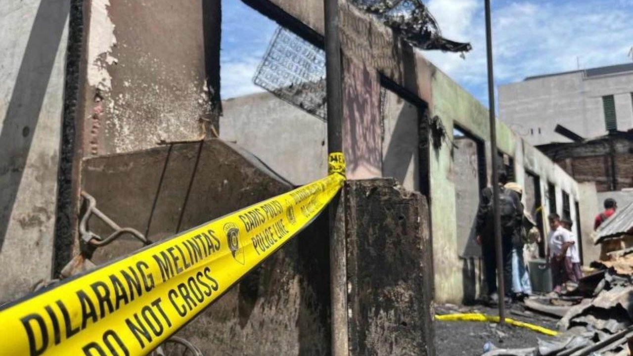 Kebakaran dahsyat di Gampong Ateuk Pahlawan, Banda Aceh, menghanguskan 19 rumah dan membuat 80 warga mengungsi ke balai pengajian dan lokasi lainnya, bantuan darurat mulai berdatangan.