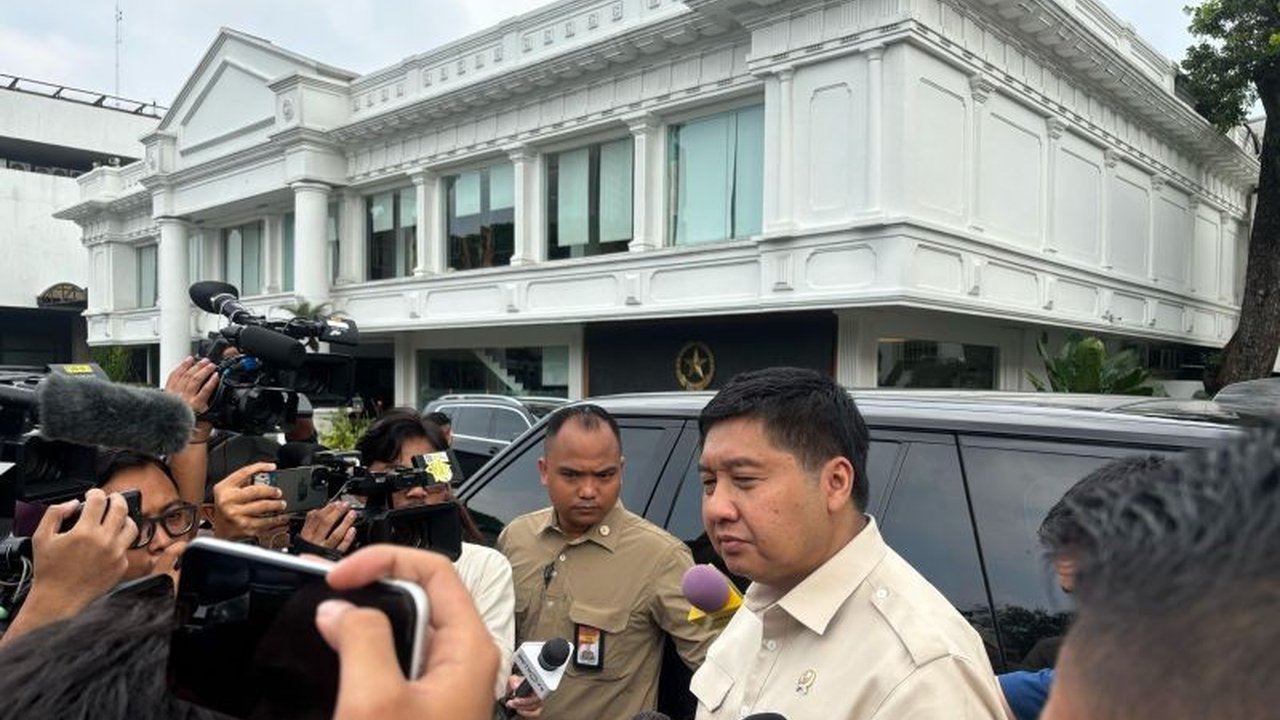 Politisi Gerindra, Maruarar Sirait, menilai penahanan Sekjen PDI Perjuangan, Hasto Kristiyanto, oleh KPK sebagai bagian dari proses hukum yang harus dijalankan, seraya meminta agar tak ada intervensi dari pihak manapun.