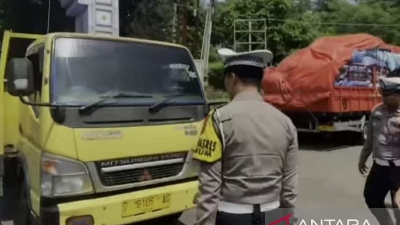 Kepolisian Resort Cianjur gencar melakukan ramp check kendaraan besar di jalur utama untuk meminimalisir kecelakaan lalu lintas, memeriksa kelengkapan dokumen, kondisi kendaraan, dan kesehatan pengemudi.