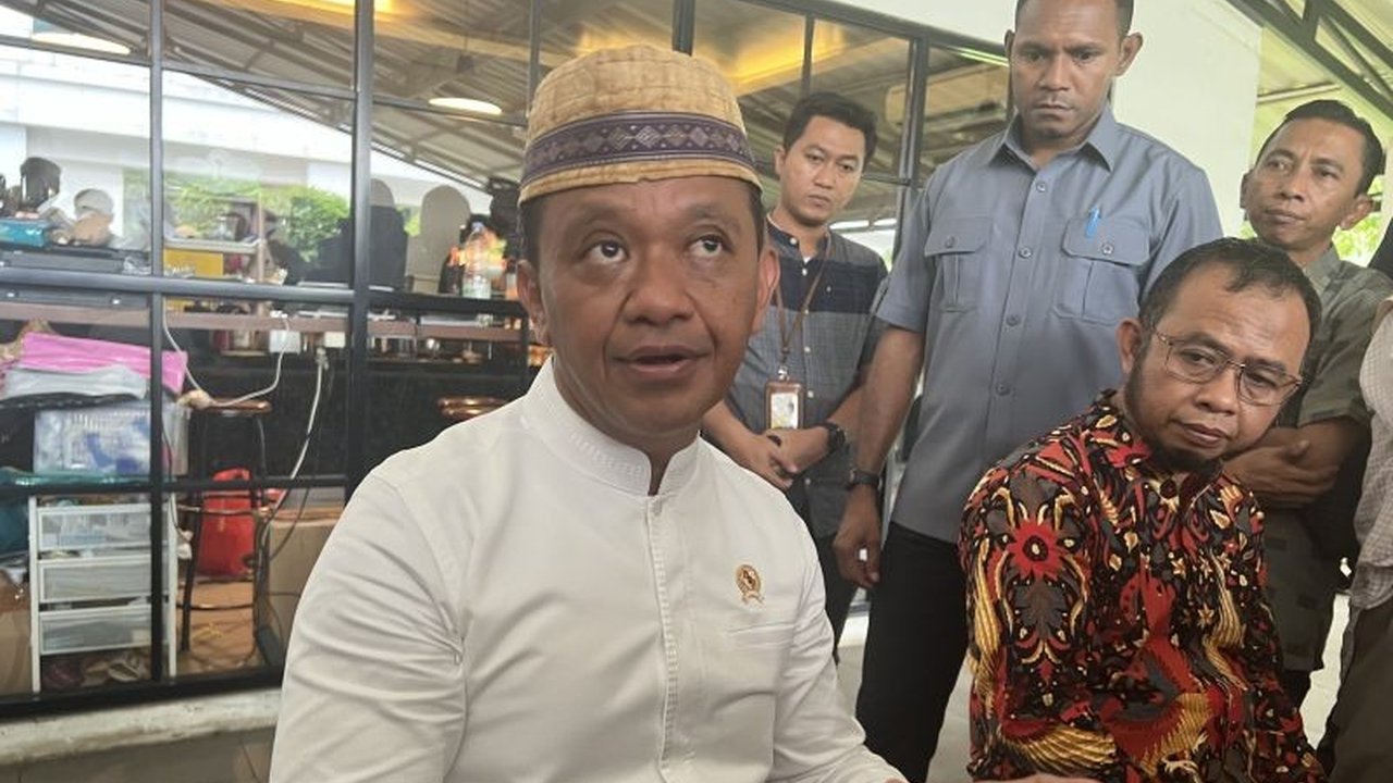 Menteri ESDM Bahlil Lahadalia sebut skema subsidi BBM dengan campuran BLT lebih memungkinkan daripada subsidi langsung, meskipun keputusan final masih dalam perhitungan.