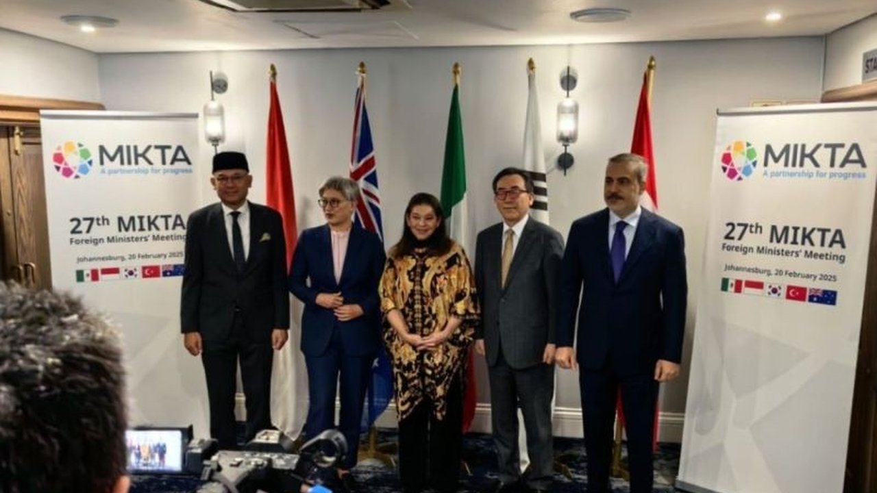 Wakil Menteri Luar Negeri RI, Arrmanatha Nasir, menyerukan negara-negara MIKTA untuk memimpin reformasi tata kelola global yang lebih inklusif dan responsif terhadap tantangan global terkini.