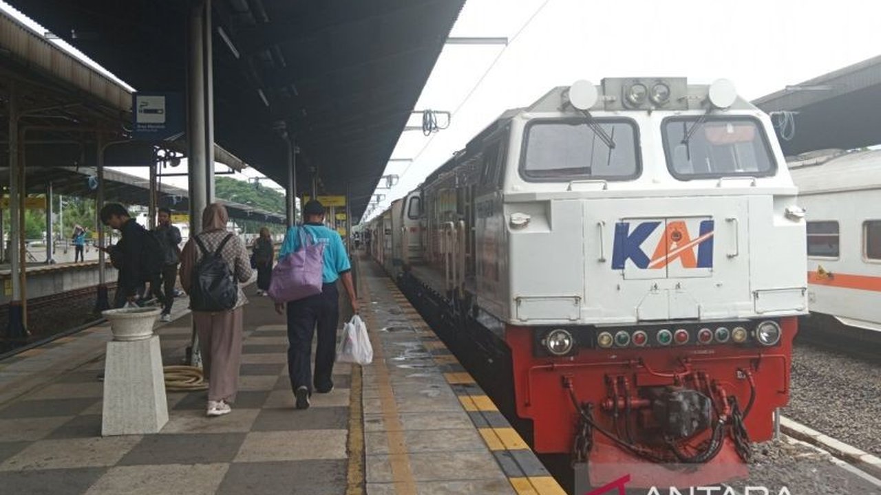 PT KAI Daop 3 Cirebon menyediakan 82.802 kursi kereta api jarak jauh untuk angkutan Lebaran 2025, dengan penjualan tiket dibuka hingga 6 April 2025.