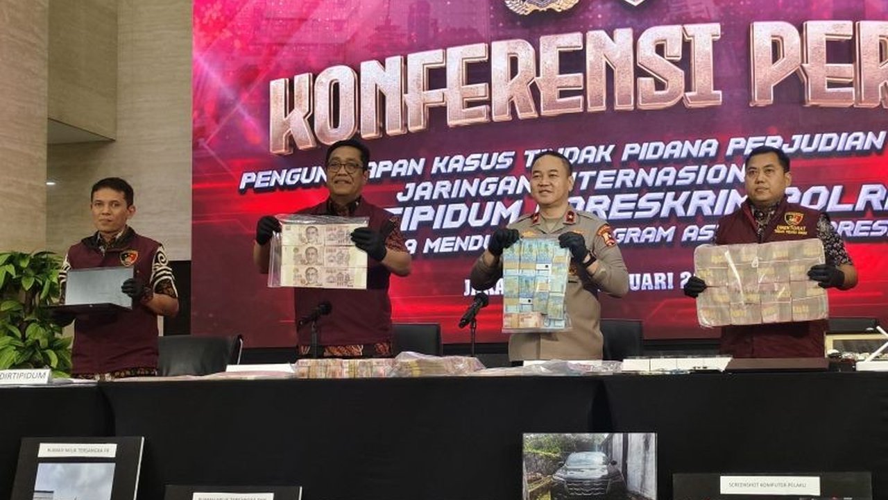 Bareskrim Polri berhasil menangkap sembilan tersangka sindikat judi online 1XBET yang telah meraup keuntungan ratusan miliar rupiah dalam setahun terakhir.