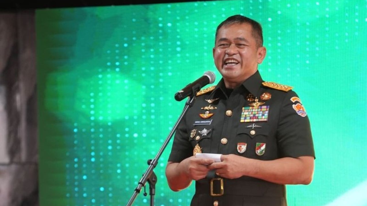 Kepala Staf Angkatan Darat (KSAD) Jenderal TNI Maruli Simanjuntak memimpin serah terima jabatan Pangdam II/Sriwijaya dari Mayjen TNI Mohamad Naudi Nurdika kepada Mayjen TNI Ujang Darwis di Mabesad, Jakarta.