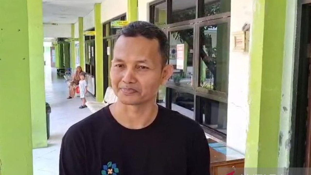 Puskesmas Porong, Sidoarjo tetap beroperasi melayani masyarakat meski beberapa ruangan rusak akibat angin kencang, pelayanan 24 jam tetap berjalan.