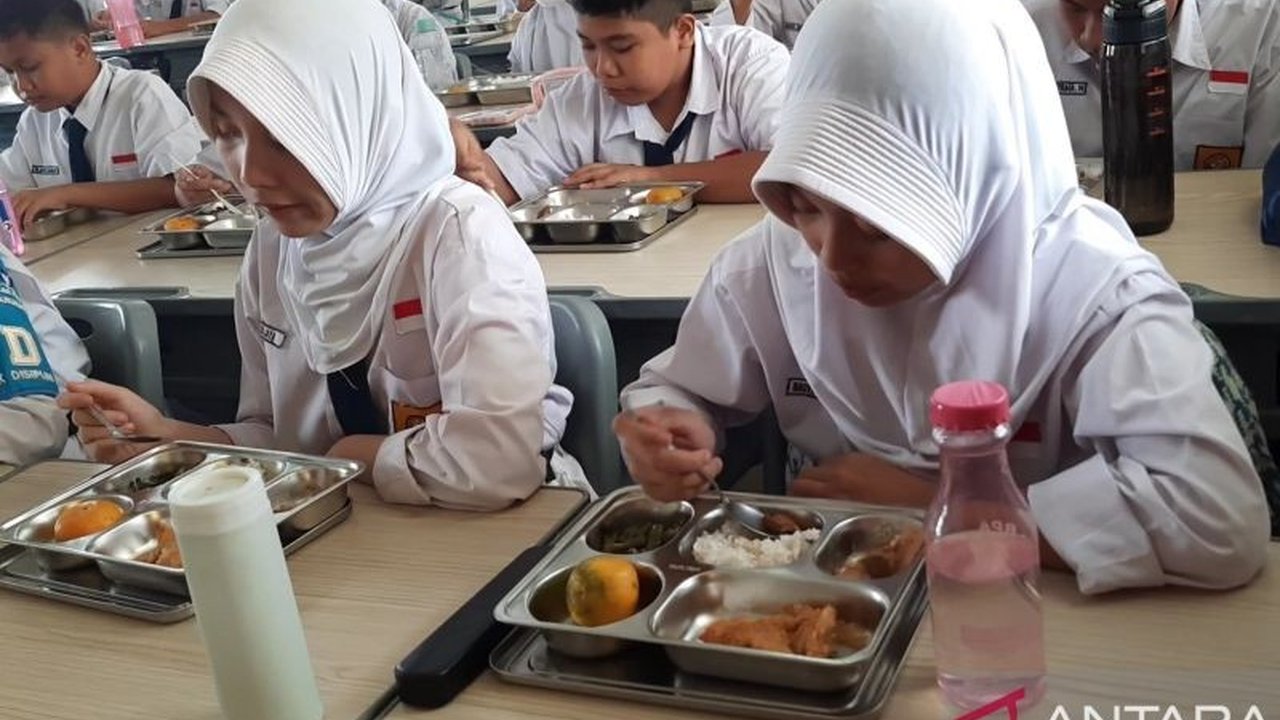 Prof. Tjandra Yoga Aditama menyarankan agar makanan program Makanan Bergizi Gratis (MBG) langsung dihabiskan untuk mencegah risiko kesehatan akibat penanganan pangan yang tidak tepat.