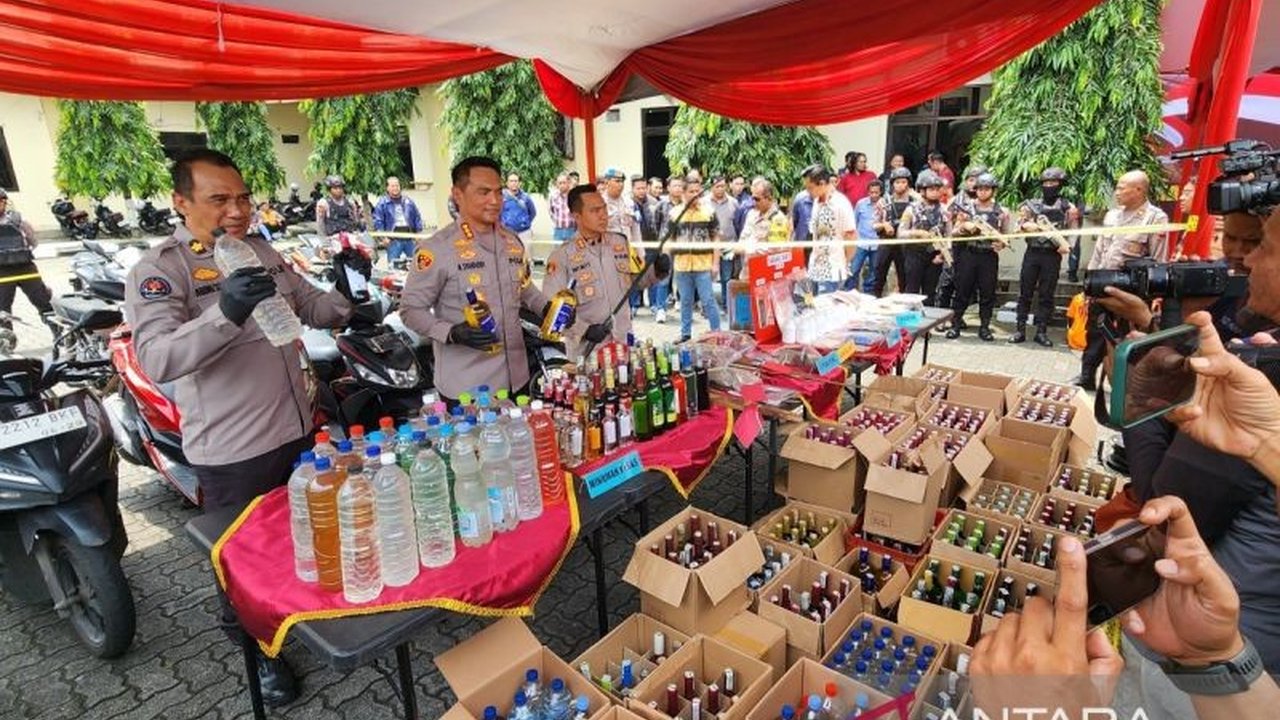 Polrestabes Semarang berhasil mengungkap 231 kasus premanisme, 16 kasus diproses secara pidana, dan ratusan botol miras diamankan jelang Ramadhan.