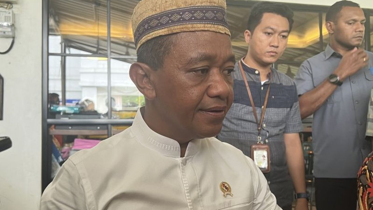 Pemerintah mengizinkan Freeport ekspor konsentrat tembaga hingga Juni 2025 setelah pabriknya di Gresik terbakar, dengan catatan pajak ekspor maksimal.