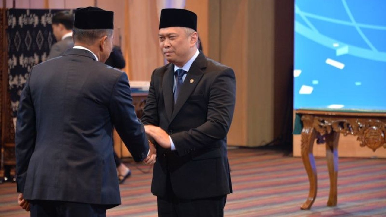 Marsekal Madya TNI Mohammad Syafii resmi ditunjuk sebagai Kepala Basarnas menggantikan Marsekal Madya TNI Kusworo yang memasuki masa pensiun, diharapkan mampu meningkatkan kinerja Basarnas dalam misi pencarian dan pertolongan.