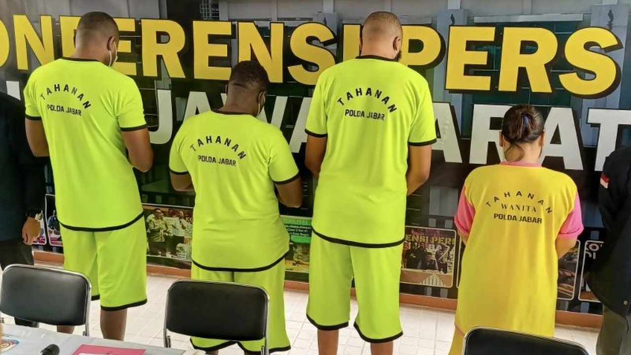 Polda Jabar berhasil meringkus tiga warga negara Nigeria dan satu WNI yang melakukan penipuan online dengan modus pengiriman paket dari luar negeri dan mengaku sebagai Bea Cukai, merugikan korban hingga Rp234,5 juta.