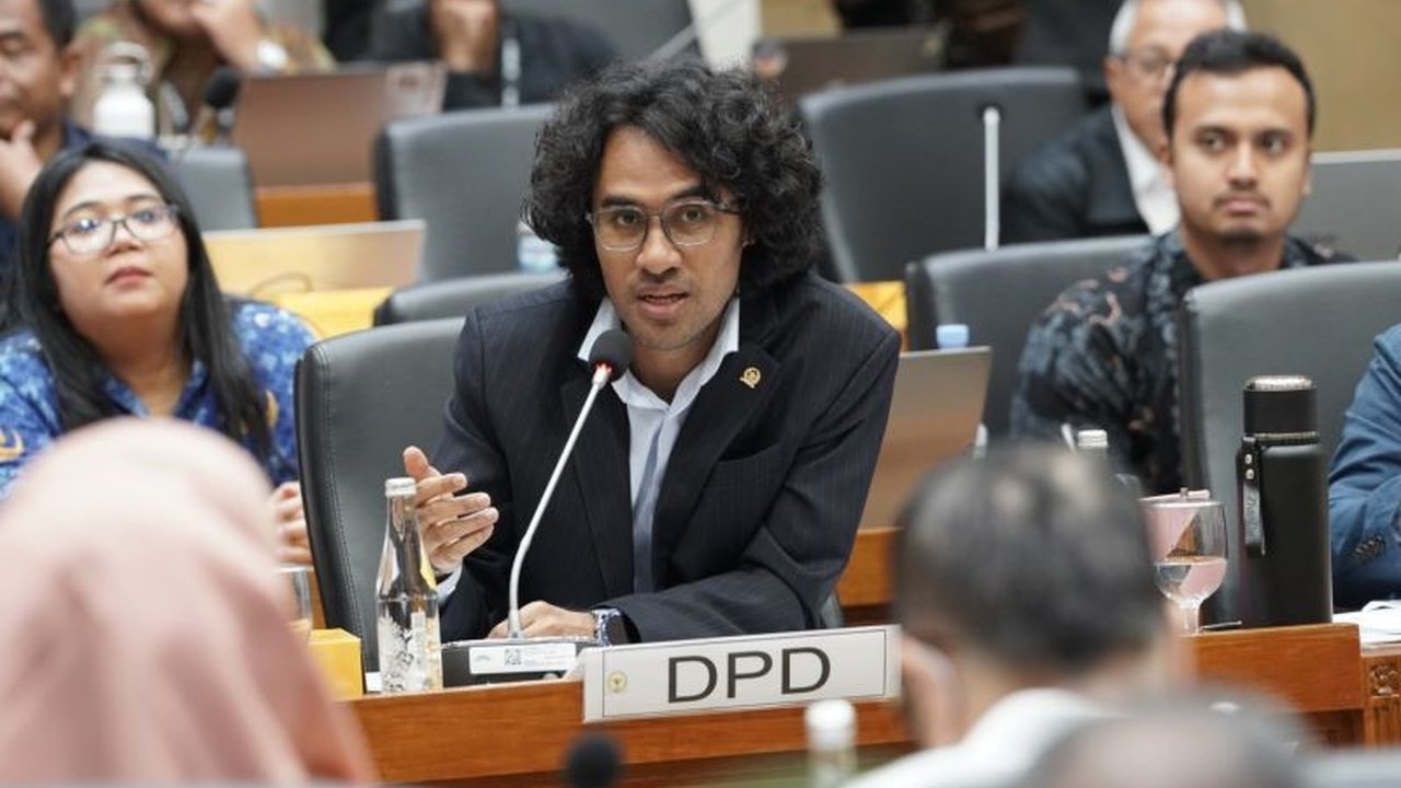 Anggota DPD RI menyoroti pentingnya perlindungan hak masyarakat adat dalam UU Minerba baru untuk mencegah konflik lahan tambang dan memastikan keberlanjutan lingkungan.