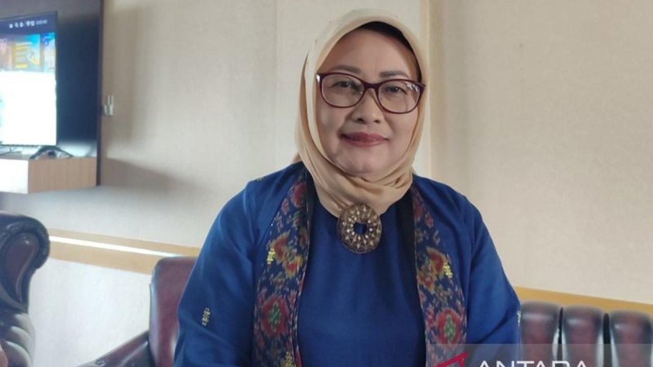 Universitas Hazairin Bengkulu menonaktifkan Dekan Fakultas Hukumnya, Alauddin, setelah 93 mahasiswa gagal mengikuti Prakerin karena dugaan penipuan oleh pihak travel, meskipun Rektor membantah adanya aliran dana Rp45 juta.