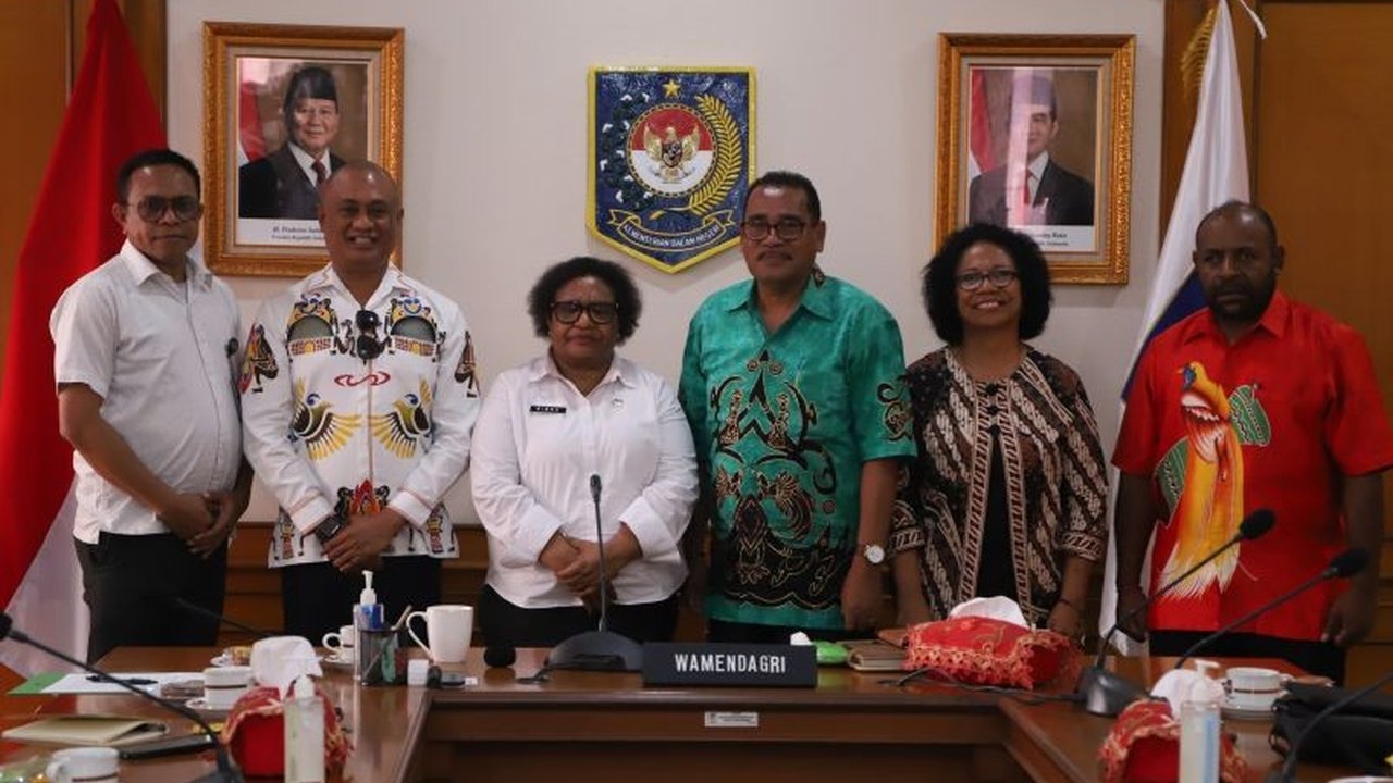 Wakil Menteri Dalam Negeri mengapresiasi Panitia Seleksi DPRP Papua Tengah yang telah menyelesaikan proses seleksi anggota DPRP, menjadi DOB pertama yang menyerahkan hasil seleksi.