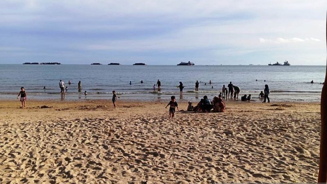 BMKG Balikpapan memperingatkan warga pesisir Kalimantan Timur untuk mewaspadai pasang laut setinggi 2,7 meter pada 21-28 Februari 2025 yang berpotensi membahayakan dan mengganggu aktivitas.