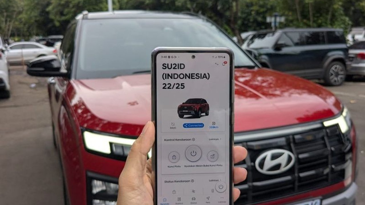 Hyundai Creta Prime hadir dengan fitur Bluelink yang canggih, menawarkan berbagai layanan konektivitas pintar untuk kenyamanan dan keamanan berkendara, termasuk  pengaturan suhu jarak jauh dan notifikasi kecelakaan otomatis.