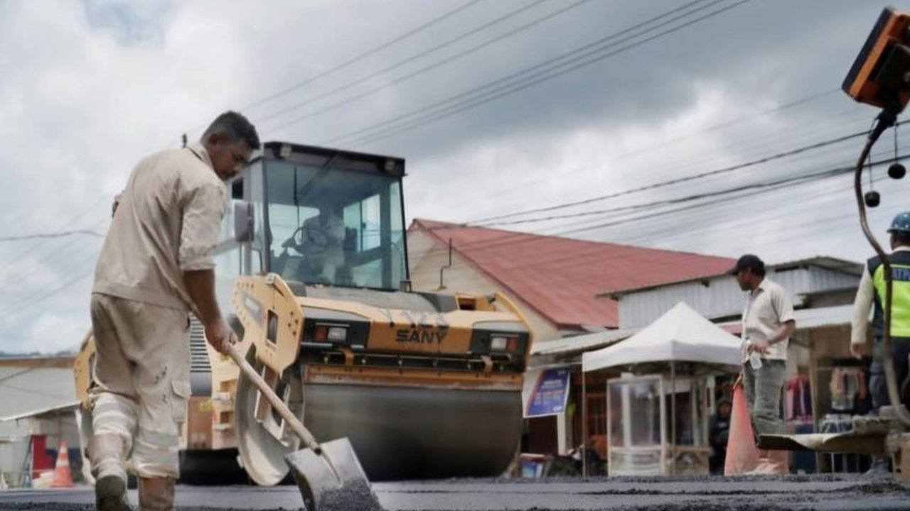 PT IWIP perbaiki jalan lintas Halmahera di Desa Lukulamo, Weda Tengah, Maluku Utara, sebagai bentuk komitmen perusahaan terhadap optimalisasi infrastruktur publik dan kemudahan akses bagi warga sekitar.