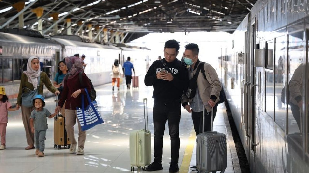 KAI Daop 2 Bandung mengalami lonjakan pemesanan tiket mudik Lebaran 2025 pada akhir Maret, dengan okupansi lebih dari 50 persen; masyarakat diimbau pesan tiket lebih awal.