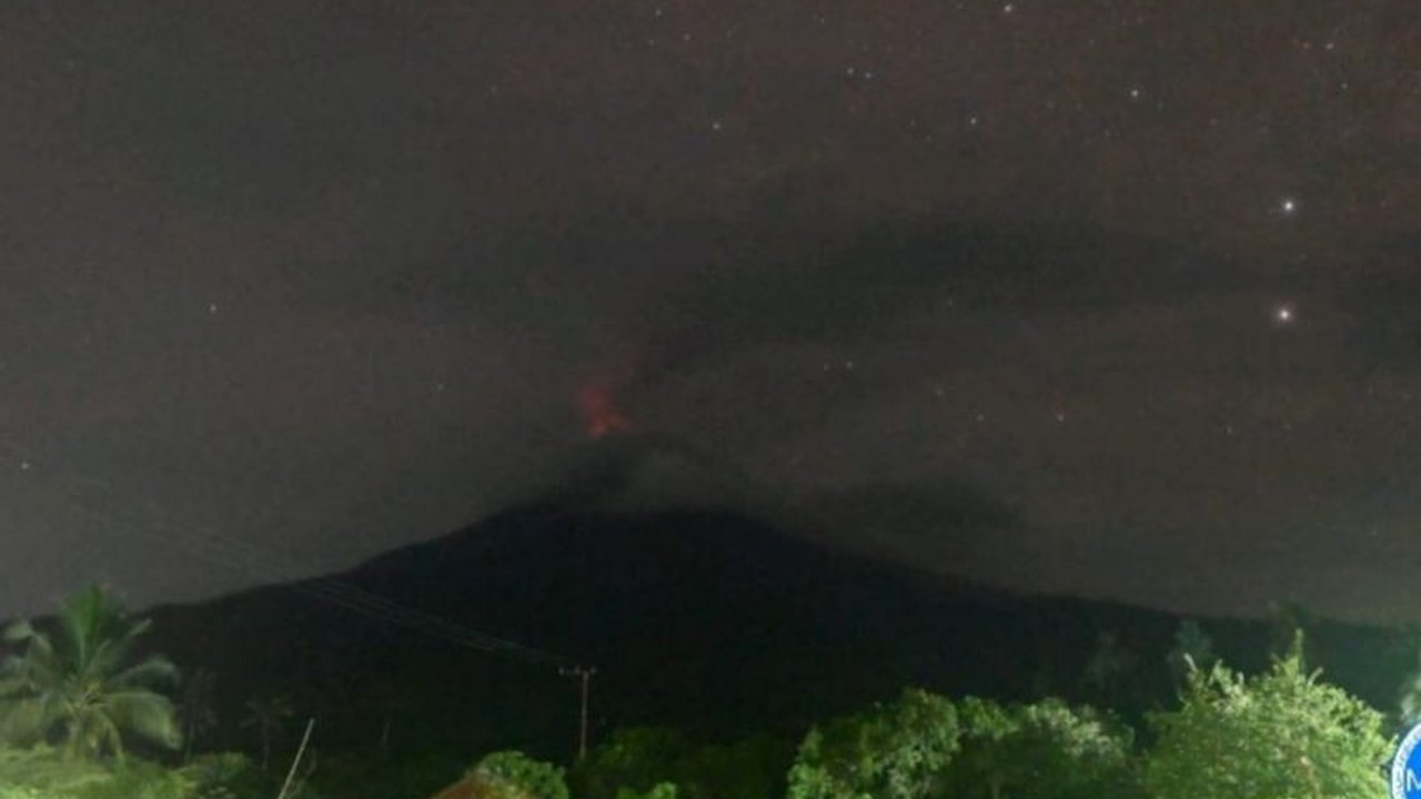 Gunung Lewotobi Laki-laki Erupsi 10 Kali, Warga Diminta Waspada!