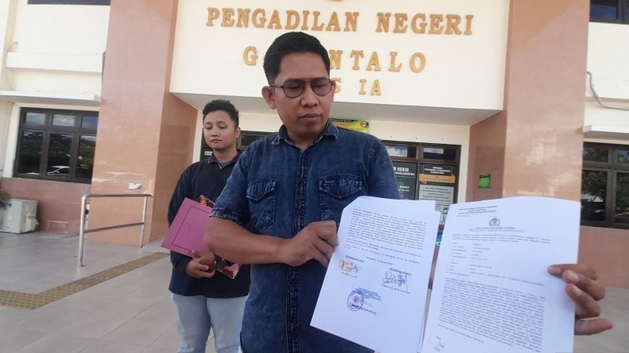 Dua oknum, seorang polisi dan pegawai Kemenkumham Gorontalo, dilaporkan atas dugaan penipuan seleksi CPNS tahun 2021 dengan kerugian mencapai Rp170 juta.