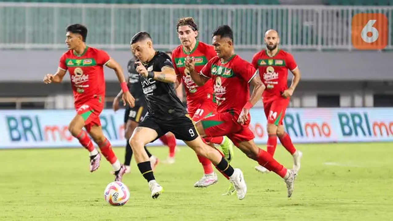 Dewa United kandaskan Persebaya 2-0 dalam pekan ke-24 BRI Liga 1 di Stadion Pakansari, Kabupaten Bogor, pada Jumat (21/2/2025) malam WIB. (Bola.com/Abdul Aziz)