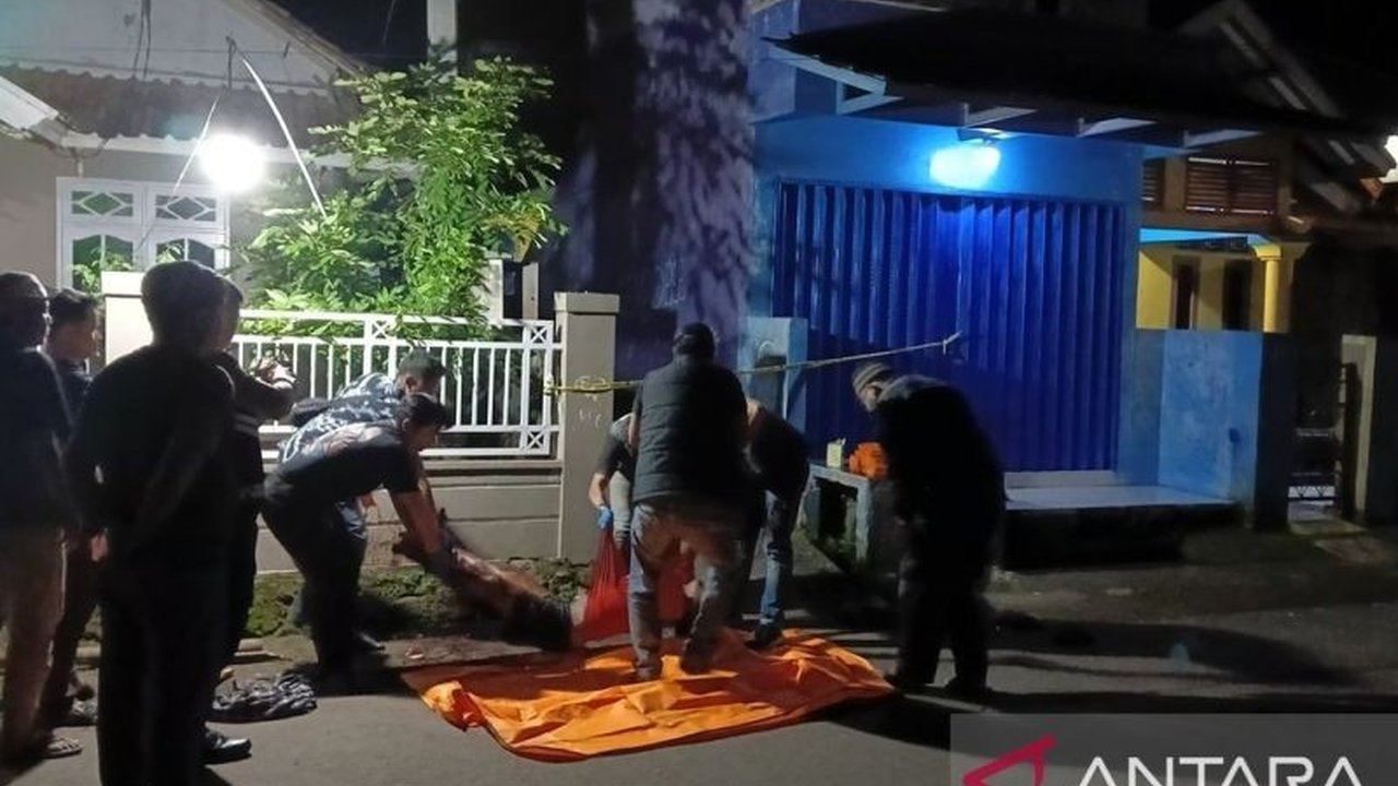 Seorang preman kampung di Sukabumi tewas dikeroyok massa setelah sebelumnya meresahkan warga dengan golok; polisi kini tengah mengembangkan penyelidikan.