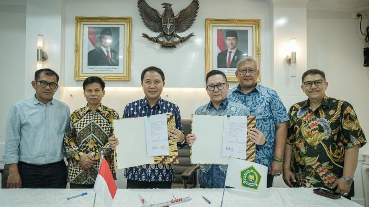 Kemenag dan Lion Air resmi menjalin kerja sama penerbangan haji 2025, melayani keberangkatan jamaah dari Padang dan Banjarmasin menggunakan armada Airbus 330 berkapasitas besar.