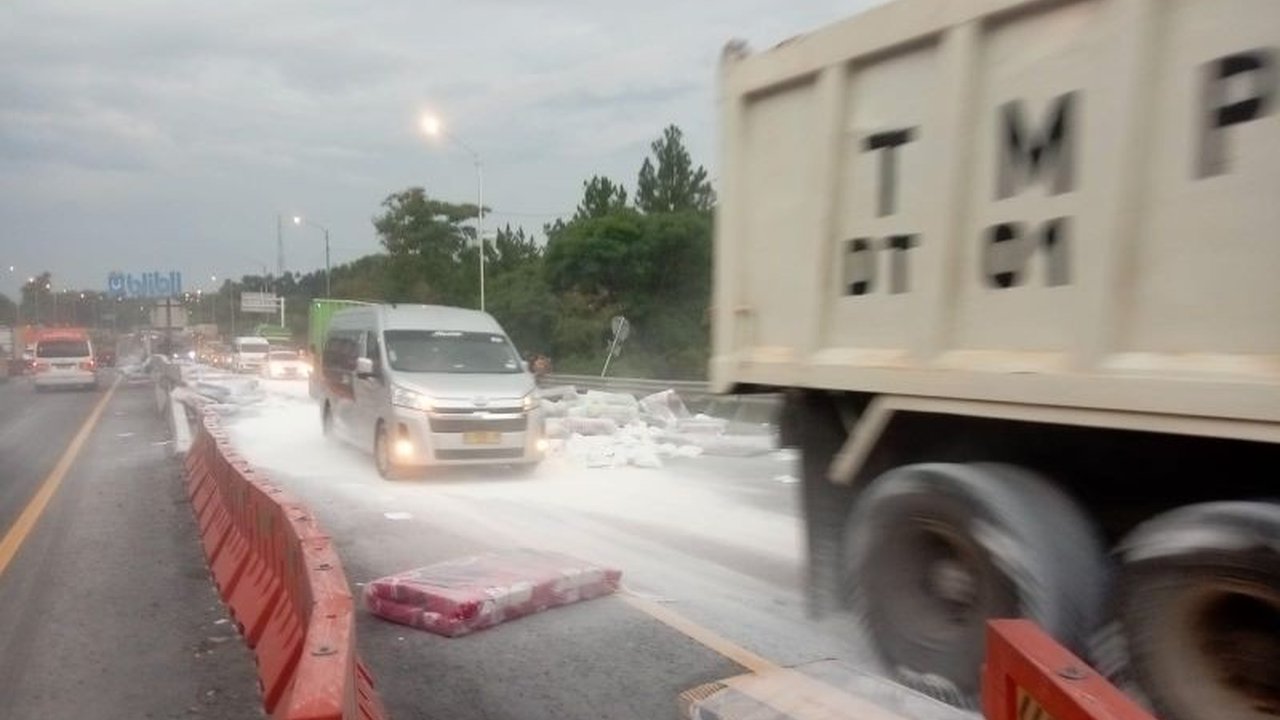 Kecelakaan Beruntun di Tol Cipularang: Truk Rem Blong Sebabkan Tiga Kendaraan Terlibat