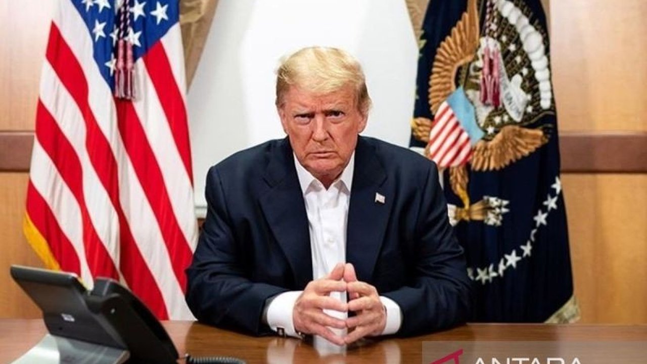 Donald Trump kembali menyerang Justin Trudeau, menuduhnya menghancurkan Kanada dan menyebut keputusan Trudeau untuk tidak maju dalam pemilihan umum sebagai langkah cerdas.