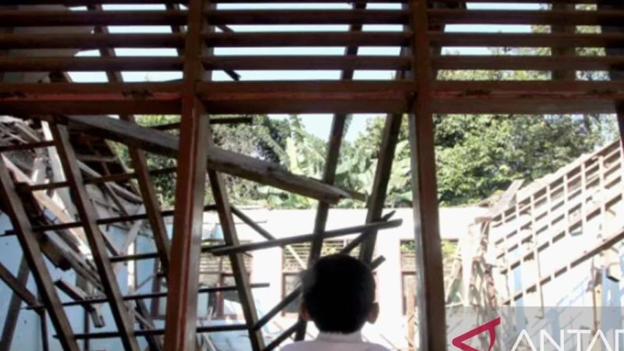 Pemerintah Kabupaten Karawang menargetkan perbaikan 600 ruang kelas sekolah setiap tahun untuk mengatasi 3.080 ruang kelas rusak, dengan strategi terinci per daerah pemilihan dalam kurun waktu lima tahun.