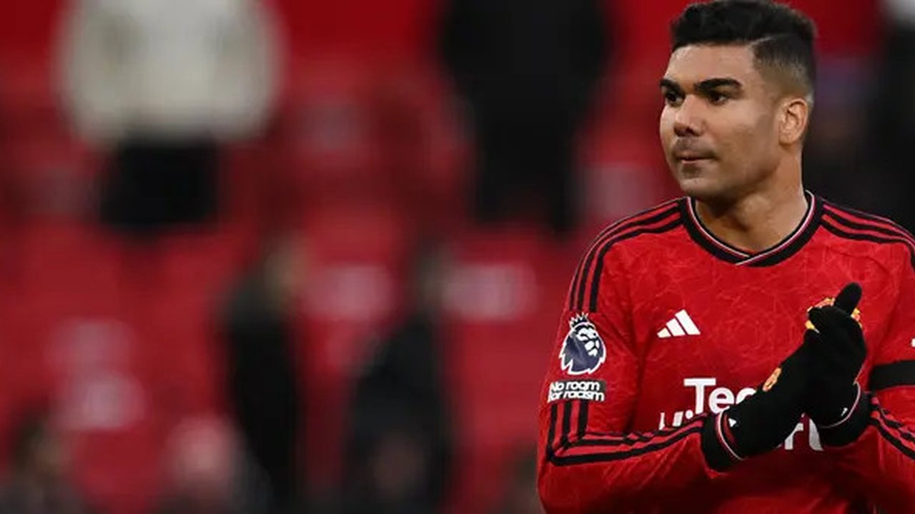 Manchester United sedang berusaha membangun kembali tim dengan merekrut pemain muda berbakat. Casemiro sepertinya tidak masuk dalam rencana jangka panjang mereka. Pemain Brasil 32 tahun itu k