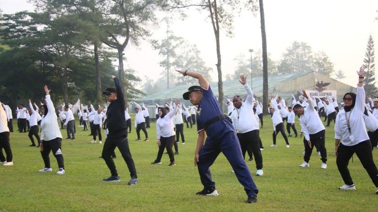 Semangat Kebersamaan: Kepala Daerah Antusias Ikuti Senam Pagi di Retret Magelang